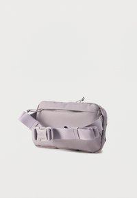 Συμπαγής μωβ τσάντα μέσης με ρυθμιζόμενο λουρί και πλαστική αγκράφα, με μπροστινή τσέπη με φερμουάρ και μινιμαλιστικό σχεδιασμό.