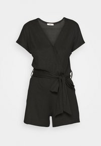 Czarny kombinezon z prążkowanego materiału, z krótkimi rękawami, zapinany z przodu oraz z paskiem z tkaniny w talii. Gładka faktura, szorty sięgające powyżej kolana.