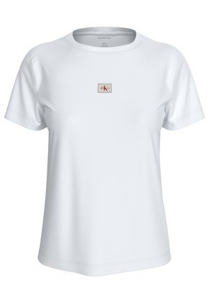 Camiseta blanca de manga corta con cuello redondo y pequeño parche rectangular con el logo de Calvin Klein Jeans centrado en el pecho.