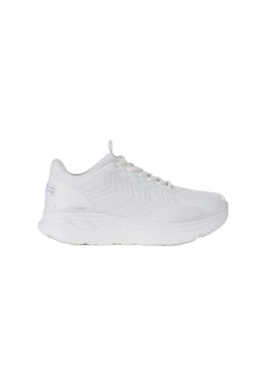 Witte vetersneaker met een gestructureerde gebreide bovenkant en een dikke, gevoerde zool, gezien vanaf de zijkant tegen een effen witte achtergrond.