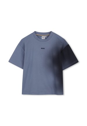 Blauw T-shirt met korte mouwen en een verloop van een gestippeld patroon aan de rechterkant en het "BOSS" logo in het midden van de borst.