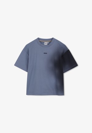 Blauw T-shirt met korte mouwen en een verloop van een gestippeld patroon aan de rechterkant en het "BOSS" logo in het midden van de borst.