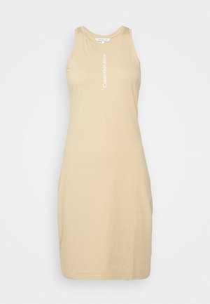 Beżowa sukienka Calvin Klein Jeans bez rękawów, z okrągłym dekoltem i pionowym napisem z logo na środku klatki piersiowej.