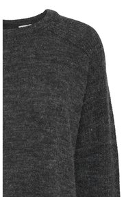 Maglione nero grigio scuro in maglia con scollo rotondo, tessuto testurizzato e maniche raglan, dalla superficie morbida e leggermente pelosa.