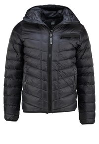 Svart, vadderad jacka med huva, med dragkedja fram, horisontella sömmar och en ficka på bröstet med dragkedja. Slät, glänsande yta.