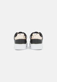 Guess BECKIE - Baskets basses - blkbl