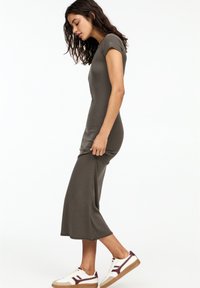 Dunkelolivgrünes, tailliertes Midi-Kleid mit kurzen Ärmeln, aus elastischem Stoff gefertigt, mit einem dezenten ausgestellten Saum und seitlichen Nähten.