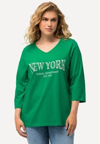 Ulla Popken À COL EN V ET MANCHES 3/4 IMPRIMÉ NOM DE VILLE - Longsleeve - green