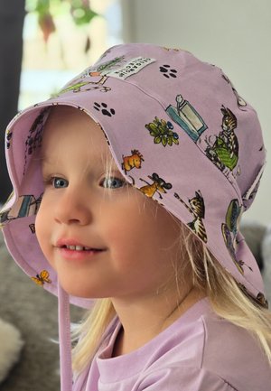 Lila Bucket Hat mit bunten Tier- und Pflanzenmustern. Weicher Stoff mit breiter Krempe, verstellbarem Kinnband und Etikett an der Seite.