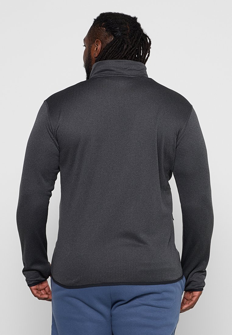 Maglione nero, texturizzato, con colletto alto e maniche lunghe. Presenta una tasca con zip sul lato e un orlo dritto, adatto per un abbigliamento casual.