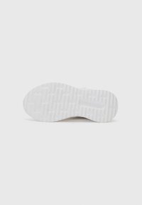 Semelle extérieure de basket blanche avec une surface en caoutchouc texturé, présentant un motif de grip pour l'adhérence. Design lisse et arrondi avec un détail de logo.