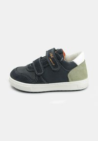 Sneakers in suede blu con suola in gomma bianca, dotati di due fasce regolabili in velcro e un accento in suede verde sul tallone.