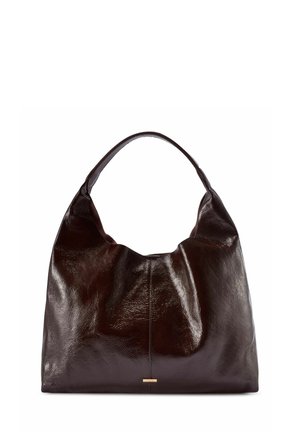 Ciemnobrązowa błyszcząca torba hobo ze skóry z pojedynczą rączką i małym prostokątnym złotym akcentem na środku u dołu.