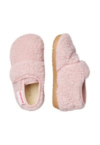 Měkké růžové pantofle vyrobené z plyšové tkaniny s páskem na suchý zip. Mají texturovaný nápodoby kožešiny na povrchu a flexibilní gumovou podrážku.