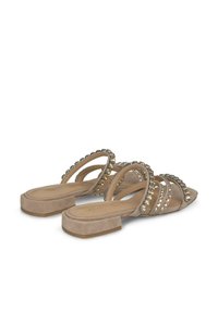 Beige sandalen met bandjes en een platte hak, gemaakt van zachte suede. Decoratieve rhinestones langs de bandjes. Open teenontwerp met een vierkante hak.