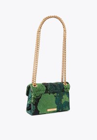 Borsa a mano in tessuto verde con motivo floreale, forma rettangolare, e tracolla in metallo dorato, dotata di una placca logo metallica sul davanti.