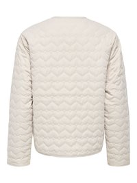 Jachetă matlasată de culoarea crem cu mâneci lungi și modele de cusături în formă de inimă pe toată partea din spate.