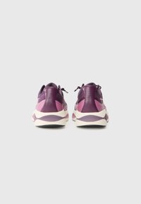 Scarpe sportive viola e rosa con una parte superiore testurizzata, suola ammortizzata e accenti di design a contrasto sul tallone e sulla intersuola.