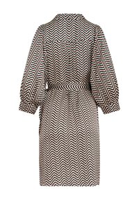 Musterkleid mit einem braunen Zickzackdesign, das mit türkisfarbenen und weißen Akzenten versehen ist, langen Ärmeln, einer taillierten Taille und einem Kragen.