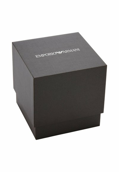 Scatola quadrata nera con superficie strutturata, con il logo "EMPORIO ARMANI" e l'emblema dell'aquila in bianco sul coperchio.