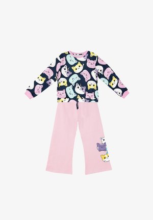 Ensemble de pyjama en coton avec un haut marine affichant des visages de chats colorés et des manches roses. Pantalon rose avec des impressions de chats sur les côtés. Coupe décontractée, taille élastique avec cordon.