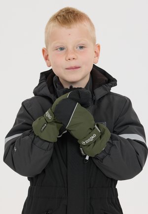 Moufles vertes et noires avec un marquage en zigzag, tissu texturé et accents réfléchissants. Portées par un enfant dans une veste sombre.
