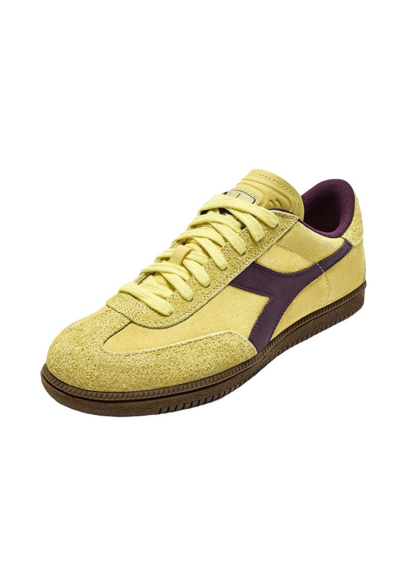 Sneaker in suede sintetico giallo con accenti viola, punta rotonda, stile con lacci piatti, tomaia testurizzata e suola in gomma marrone.