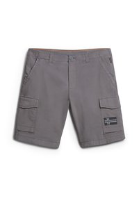 Bermuda grigie in cotone con molteplici tasche, chiusura a bottone e un'etichetta tessuta con un design a bandiera sul lato. Tessuto leggero, vestibilità casual.