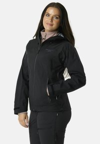 Giacca nera impermeabile con colletto alto, chiusura con zip e tasche laterali. Presenta un design aderente ed è realizzata in tessuto resistente.
