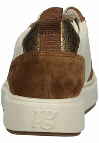 Bruna mockaskinnssneakers med vit och metallisk guldklack, texturerad baksida och en platt gummisula med präglad logotyp.