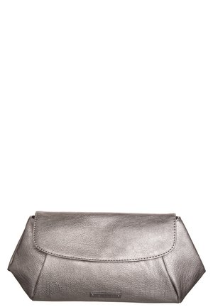 Grijze leren clutch met een voorflap en subtiele stikseldetails, getoond op een witte achtergrond.