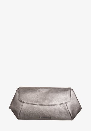 Pochette en cuir gris avec un rabat à l'avant et des détails de couture subtils, présentée sur fond blanc.