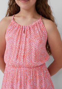 Ärmelloses pinkes Kleid mit gerafftem Ausschnitt und Schlüssellochdetail, das ein strukturiertes, abstraktes Muster in helleren Pinktönen aufweist.
