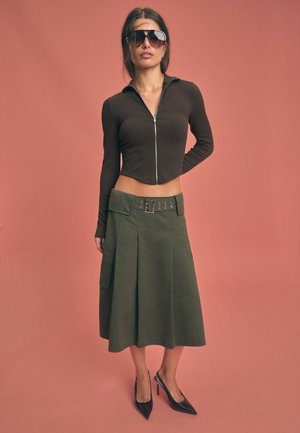 Stradivarius, UTILITY POCKET MIDI SKIRT - Pleated skirt - khaki