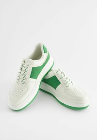 Next FOREVER COMFORT CHUNKY- REGULAR - Matalavartiset tennarit - white green