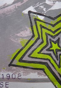 Tela de ropa con un diseño gráfico audaz de estrella. Los colores incluyen gris, negro y verde neón, con contornos texturizados y detalles de salpicaduras.