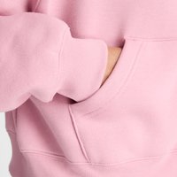 Lichtroze sweatshirt met een geribde manchette, een voorzak en een zachte textuur. De stof lijkt een katoenmix te zijn.