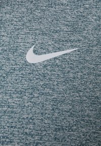 Nike Performance RISE - T-shirt desportiva - ash green/htr/silver