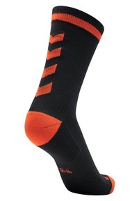 Calza sportiva nera con accenti arancioni, caratterizzata da un motivo a tre chevron e con punta e tallone rinforzati. Realizzata in materiale traspirante.