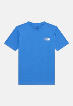 T-shirt bleu à manches courtes à col rond avec le logo blanc The North Face sur le côté gauche de la poitrine sur fond blanc uni.