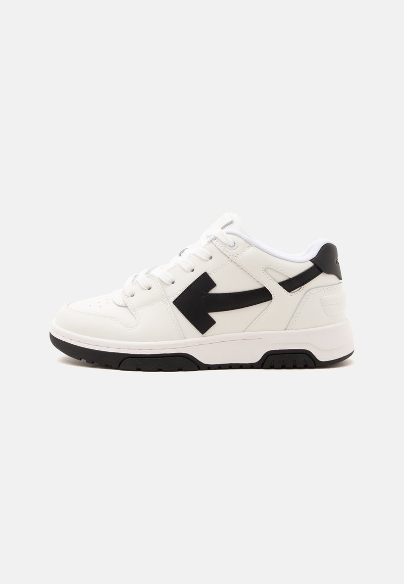 Άσπρο low-top αθλητικό παπούτσι με μαύρο σχέδιο σε σχήμα βέλους στο πλάι, λευκά κορδόνια και μαύρες λεπτομέρειες στην σόλα, εμφανιζόμενο από την εξωτερική πλευρά.