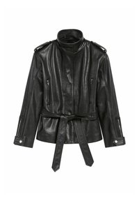 Czarna skórzana kurtka z wysokim kołnierzem, zapinanymi na zamek kieszeniami i paskiem w talii. Ma epaulety na ramionach i gładką teksturę.