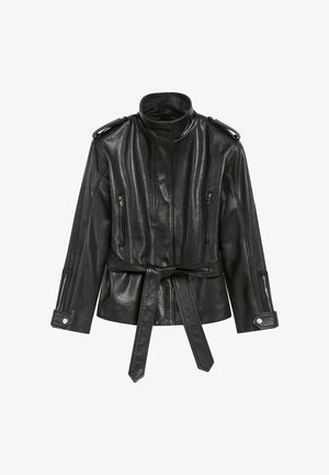 Czarna skórzana kurtka z wysokim kołnierzem, zapinanymi na zamek kieszeniami i paskiem w talii. Ma epaulety na ramionach i gładką teksturę.