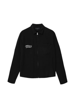 Veste noire à manches longues avec fermeture éclair, col, poche poitrine gauche et logo en écriture blanche sur la poitrine droite indiquant "AllSaints".