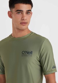 T-shirt verde oliva O'Neill con maniche corte. Presenta un logo blu sul petto e un tessuto liscio e leggero con un design leggermente aderente.