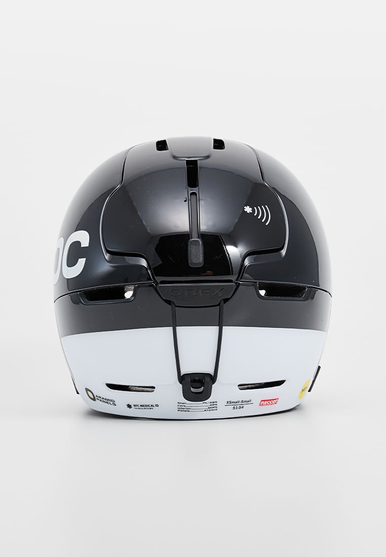 Czarny i biały kask rowerowy widoczny z tyłu z otworami wentylacyjnymi, pokrętłem do regulacji i widocznymi logo marki.