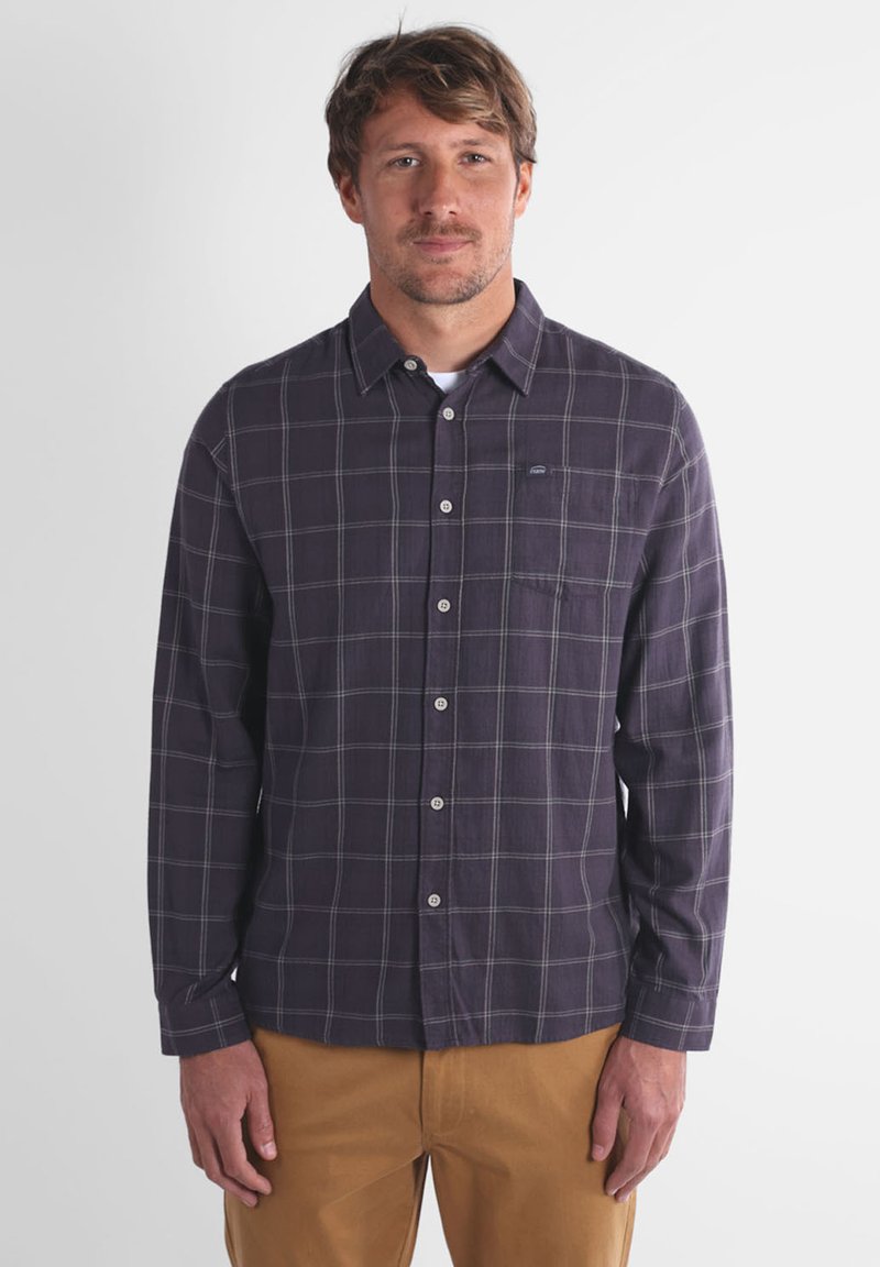 Chemise à manches longues pour homme de couleur violet foncé avec un motif à carreaux, fabriquée en tissu léger, dotée d'une fermeture à boutons à l'avant et d'une poche poitrine.