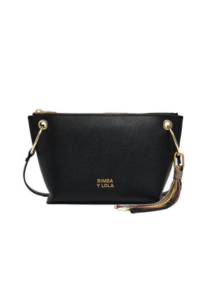 Bolso de pouch de cuero negro con superficie texturizada, herrajes dorados y un detalle de borla colorida en el lateral. Cuenta con cierre de cremallera.