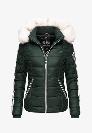 Veste matelassée vert foncé avec capuche bordée de fourrure blanche, fermeture éclair à l'avant, poches zippées et bandes blanches le long des manches.