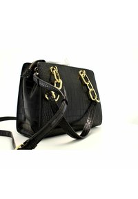 Bolso de mano de piel sintética de cocodrilo negro con acentos de cadena dorada. Presenta una forma estructurada, cierre superior con cremallera y correa de hombro ajustable.